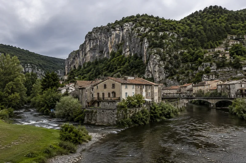 Village de la vallée du Tarnon au pied des reliefs cévenols