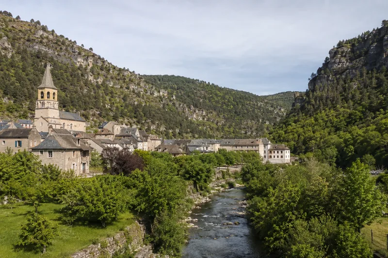 Village au clocher ancien dans les gorges du Tarn